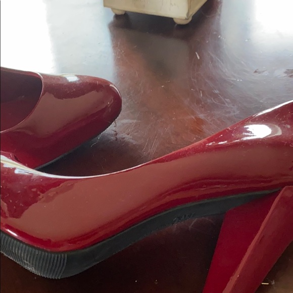 Red pump - Picture 3 of 5